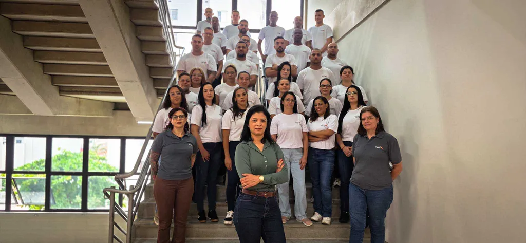 Sharlene Guiducci, gerente de Atendimento e Segurança da Trivia, com parte do grupo de treinandos (Divulgação)